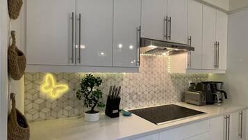 Micro-ondes, four, plaque de cuisson, lave-vaisselle