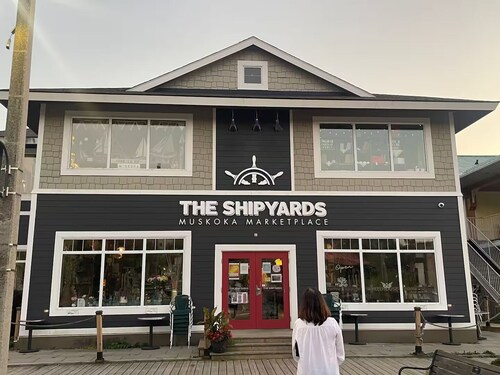 Luxury Muskoka Beach Retreat, Games Room & Hot Tub