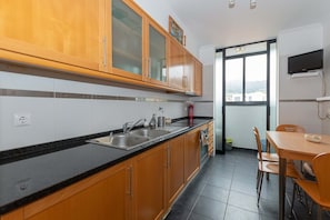 Fridge, microwave, oven, stovetop - Ocean View Machico (Machico)