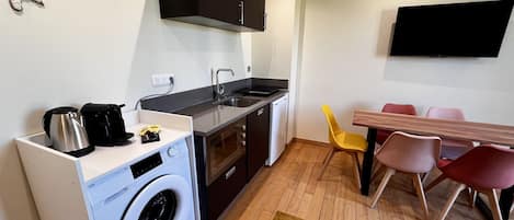 Coffee/tea maker, fridge, microwave, stovetop