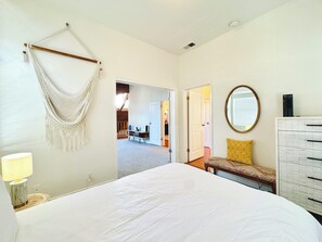 4 bedrooms, in-room safe, desk, iron/ironing board - Bohemian Venice Family Lodge + Rooftop Deck (Los Angeles)