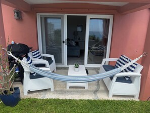 Terrace/patio - Private pool and private beach in this wonderful Warwick beachfront apartment (Warwick Parish)