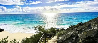 “Next to Heaven” 1-bedroom and pull out sofa with pool, beach and  AC