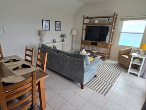 TV - Private pool and private beach in this wonderful Warwick beachfront apartment (Warwick Parish)
