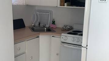 ثلاجة، ميكروويف، فرن، موقد طهي مسطح