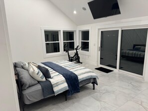 3 室のベッドルーム、アイロン / アイロン台、WiFi (無料)、ベッドシーツ