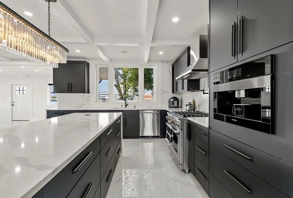 電子レンジ、オーブン、コンロ、食器洗い機