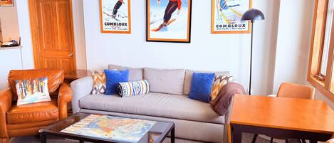 Smart TV, caminetto, videogiochi, libri