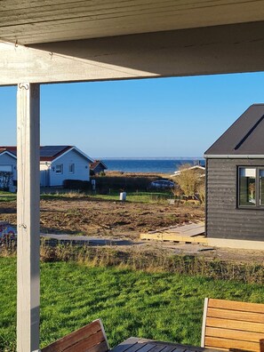 A residential area with houses, a grassy field, and a view of the sea. - Cozy holiday home on Funen’s north coast (Bogense)