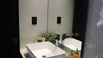 Douche, sĂšche-cheveux