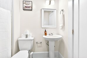 Hair dryer, towels, toilet paper - Luxe Gem in the Heart of Durham - Close to Duke! (Durham)