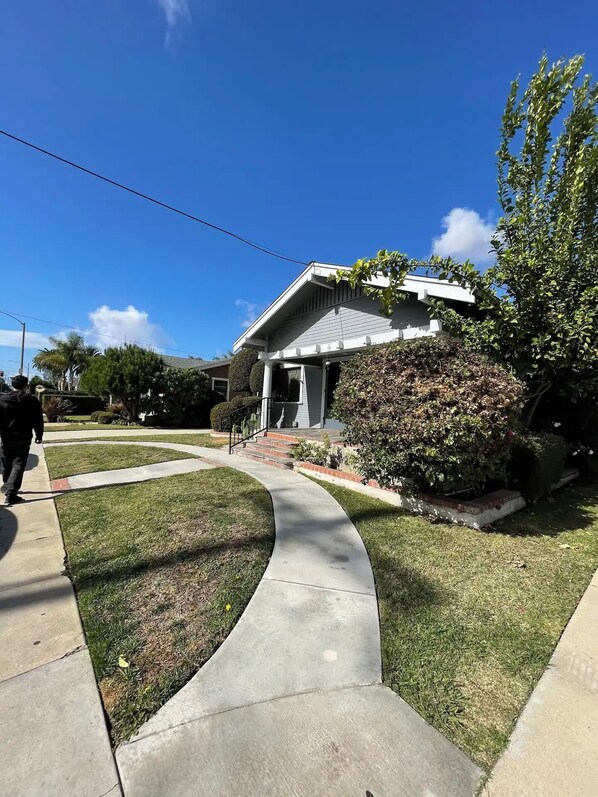 المنطقة المحيطة بالمنشأة