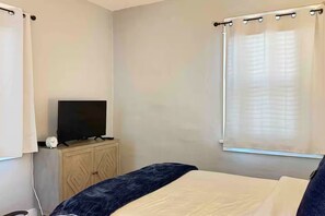 1 غرفة نوم ومكواة/لوح كي وواي فاي وملاءات أسرّة