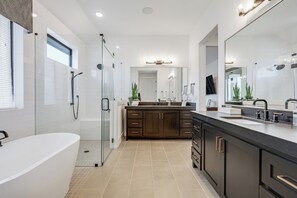 Hair dryer, towels, soap, toilet paper - Hill Country Model Retreat! Pools-Pickleball/Courts-Fitness-UPGRADED GOLF CART! (Leander)