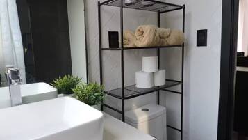 Douche, sĂšche-cheveux, savon