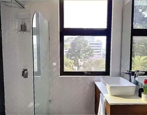 Douche, sèche-cheveux, savon