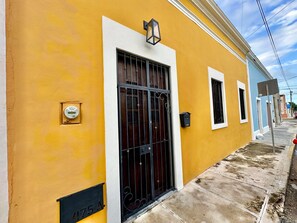 Exterior detail - Historic Santiago Bario 1 bedroom apartment, Centro, Colonial House w AC & POOL (Mérida)