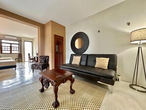 TV - Historic Santiago Bario 1 bedroom apartment, Centro, Colonial House w AC & POOL (Mérida)