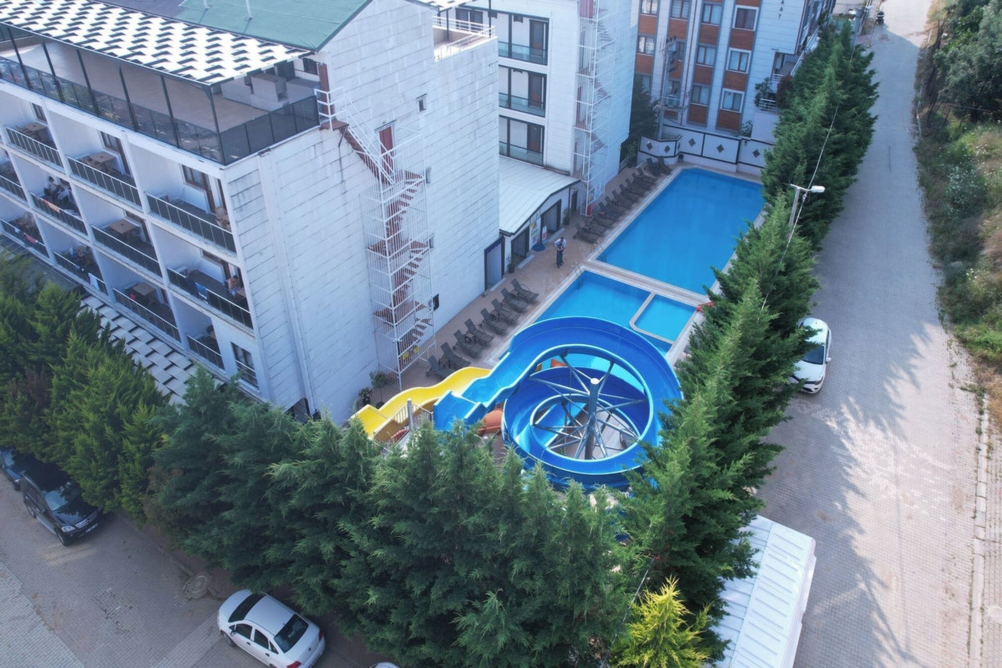 Außenpool (je nach Saison geöffnet), Sonnenschirme, Liegestühle