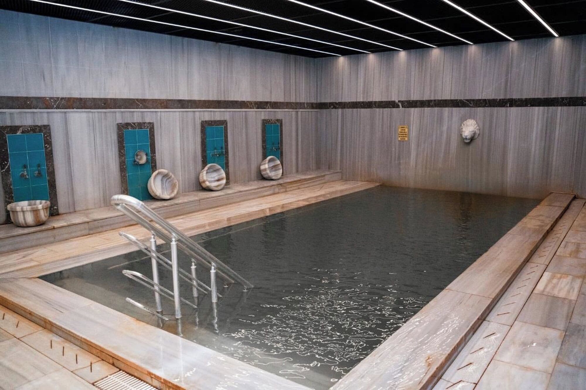 Sæsonbestemt udendørs pool, parasoller, liggestole