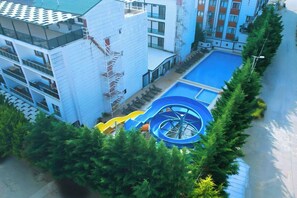 季节性开放的室外游泳池，池畔遮阳伞，日光浴躺椅