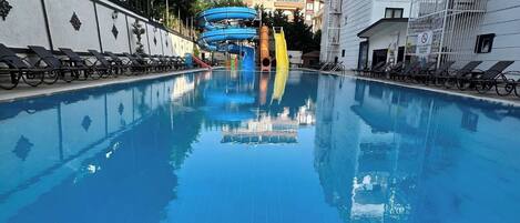 Piscine extérieure (ouverte en saison), parasols de plage