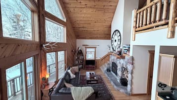 Älytelevisio, takka, kirjoja, tietokoneen näyttö