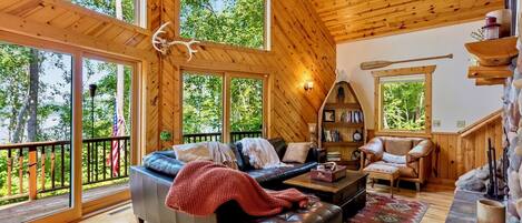 Een smart-tv, een open haard, boeken en een computerscherm