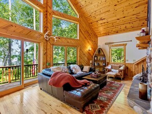Una Smart TV, una chimenea, libros, una pantalla de ordenador