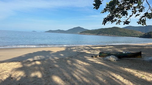 House 1 minute walk from the beach, sleeps 12, gated community with 24-hour security.