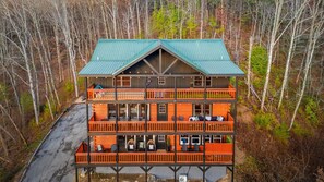 Exterior - 6BR~sleeps 22~Indoor Pool, Theater, Theme Room & Mountain Views (Sevierville)