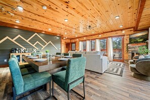 Dining - 6BR~sleeps 22~Indoor Pool, Theater, Theme Room & Mountain Views (Sevierville)