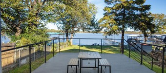 Modern Lakefront Retreat on Eagle Mountain Lake • Deck • Firepit • Canoe