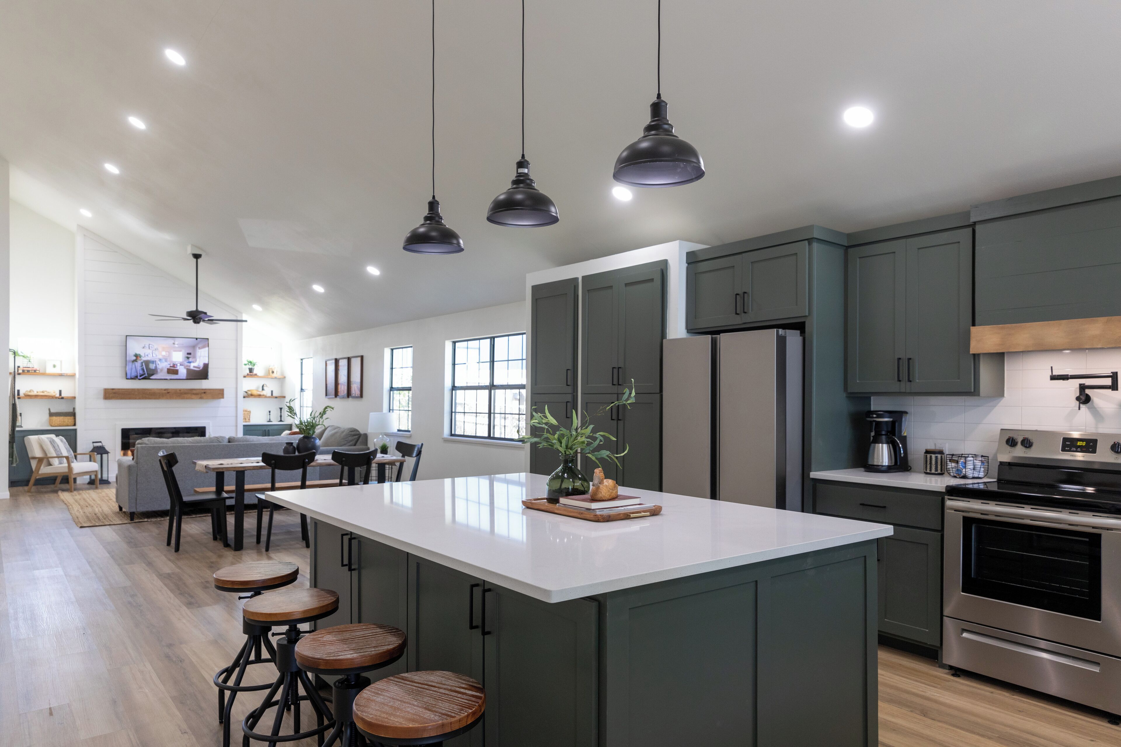 Micro-ondes, four, plaque de cuisson, lave-vaisselle