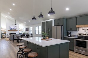 Four Ă micro-ondes, un four, surface de cuisson, lave-vaisselle