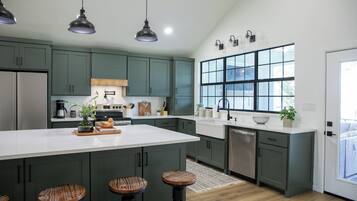 Micro-ondes, four, plaque de cuisson, lave-vaisselle