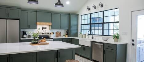 Microondas, horno, placa de cocina, lavavajillas