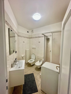 SĂšche-cheveux, bidet, serviettes fournies