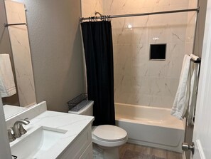 Toallas, jabón, papel de baño 