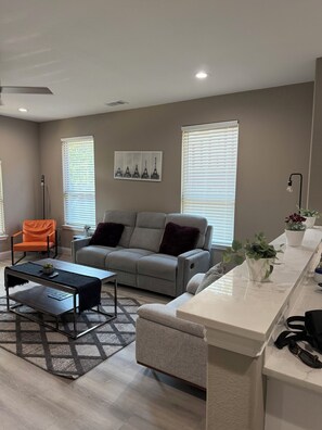 TV - Lovely 3-bedroom house with AC in vibrant Dallas (Dallas)