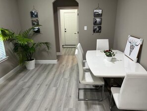 Dining - Lovely 3-bedroom house with AC in vibrant Dallas (Dallas)