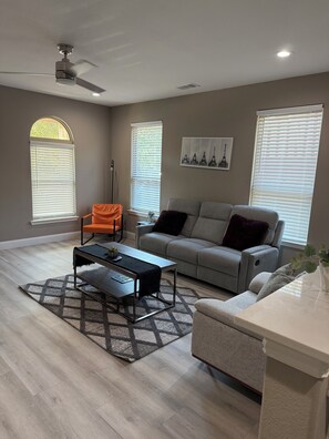 TV - Lovely 3-bedroom house with AC in vibrant Dallas (Dallas)