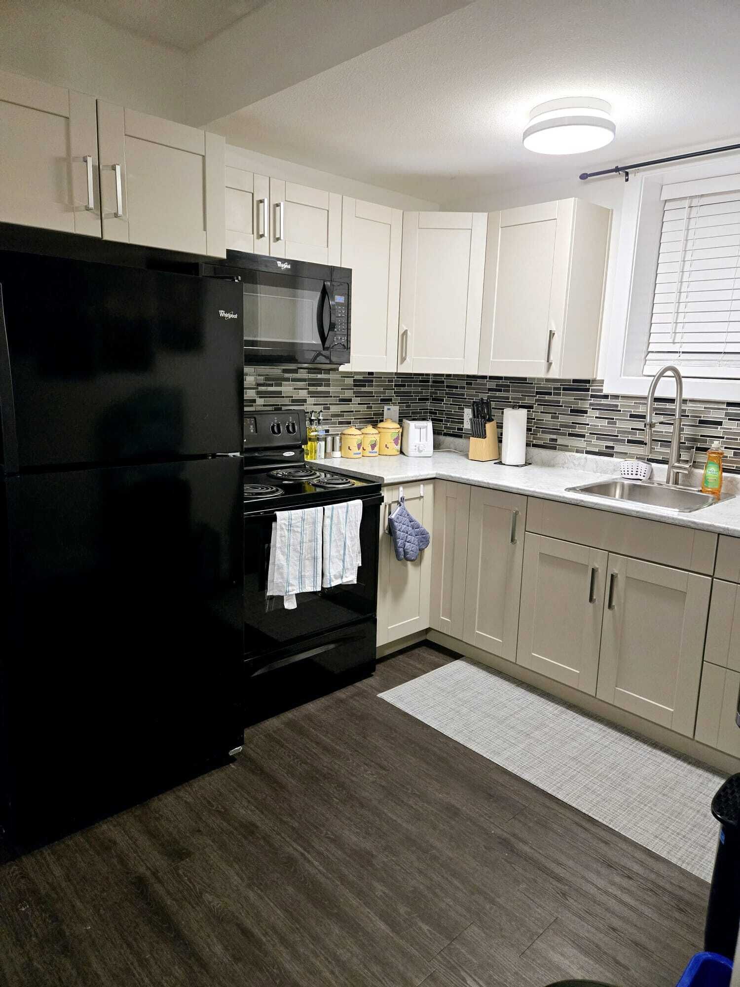 Kylskåp, mikrovågsugn, ugn och spishäll