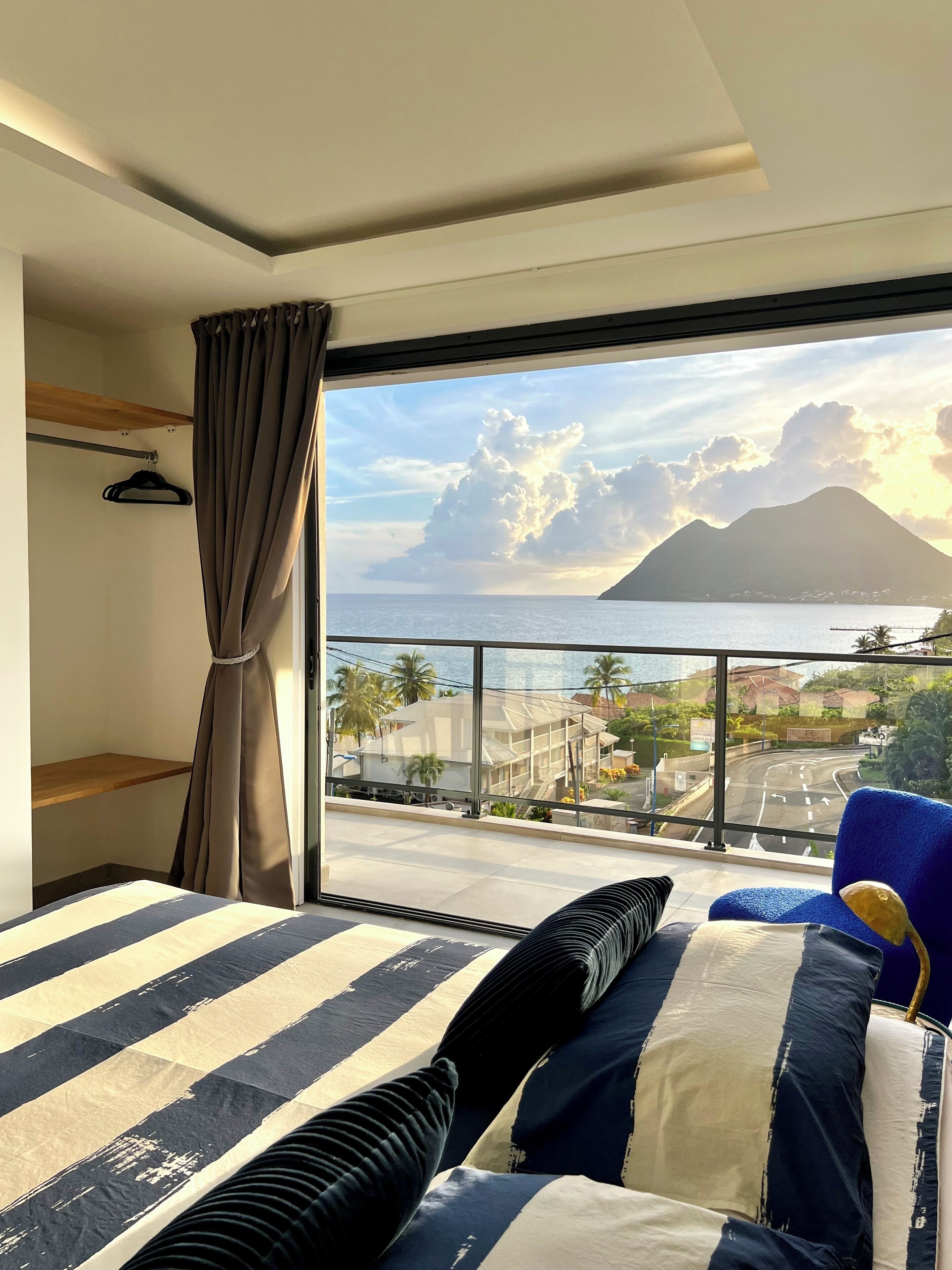 2 habitaciones, escritorio, tabla de planchar con plancha y wifi gratis 