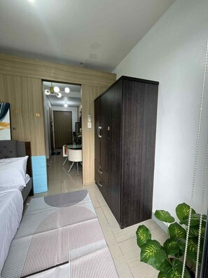 1 bedroom, iron/ironing board, Internet, bed sheets - Las Casas Staycation @shore 2 tower 1 a great and lovely stay at my place (Pasay City)