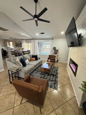 Smart TV - Soothing 4-bedroom house with AC in Simpsonville (Simpsonville)