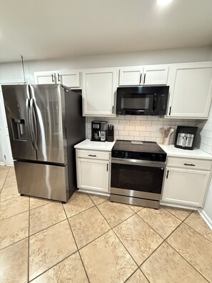 Private kitchen - Soothing 4-bedroom house with AC in Simpsonville (Simpsonville)