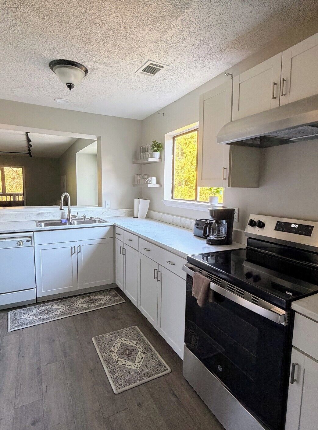 Mikrobølgeovn, ovn, kokeplater og oppvaskmaskin