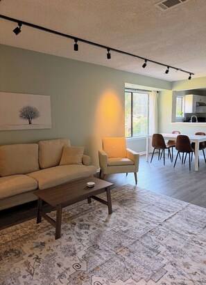 TV - Relaxing Condo close to EVERYTHING (Charleston)