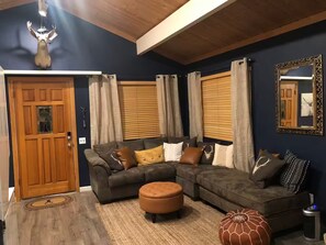 Living area - Kelley’s Kabin (Big Bear)